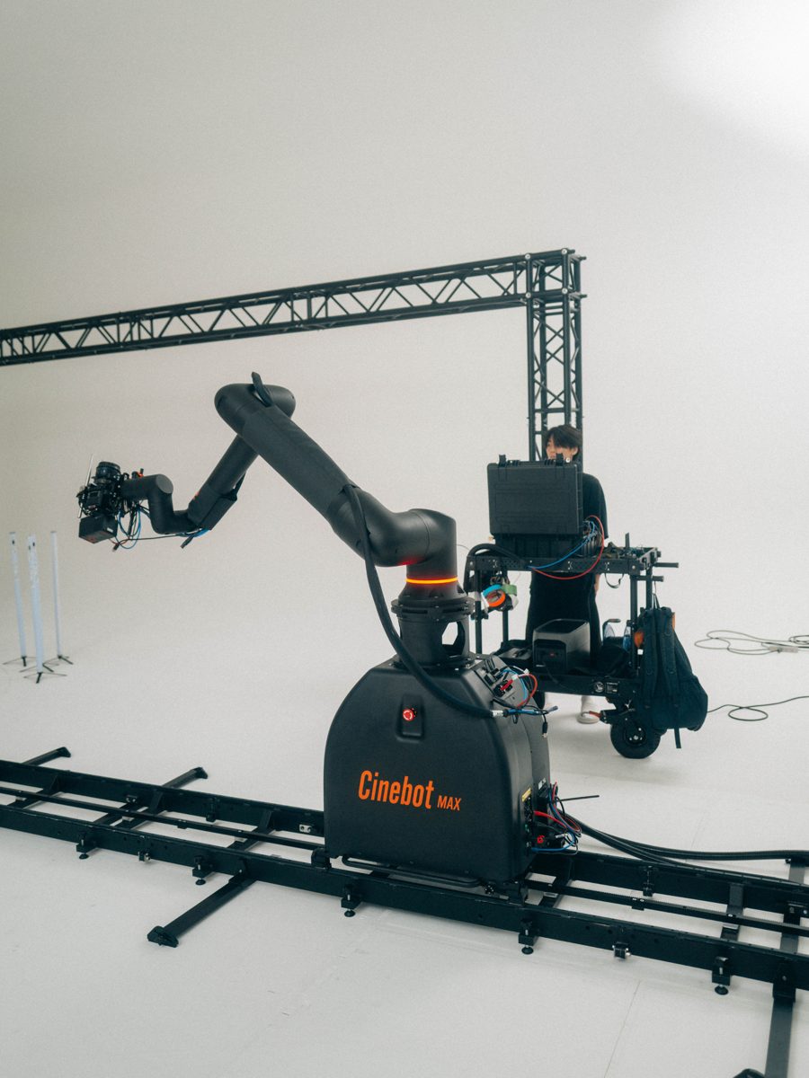 トラックに載せたMRMC Cinebot Max の全景