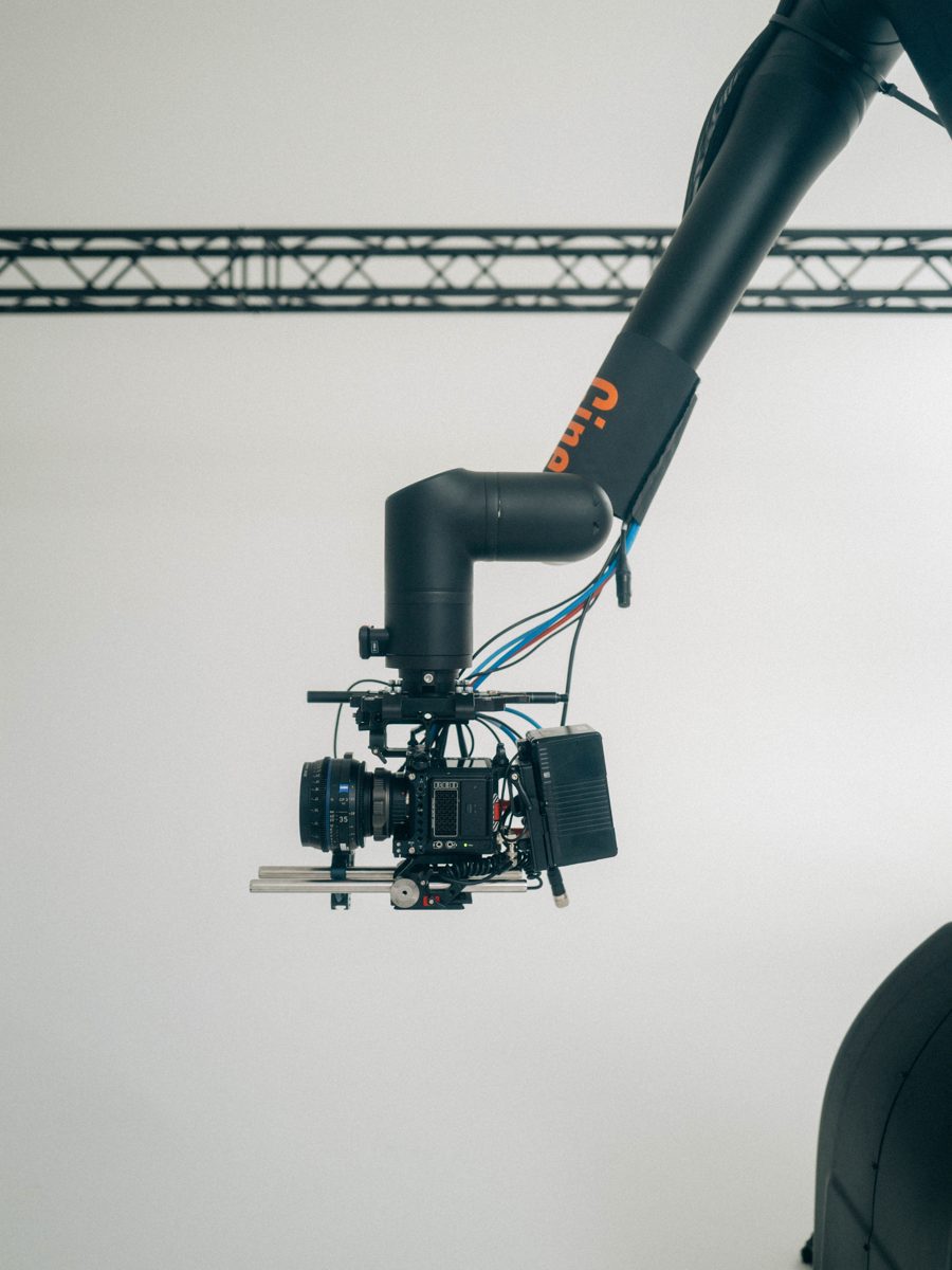 Cinebot Max のアーム先端に取り付けたシネマカメラ